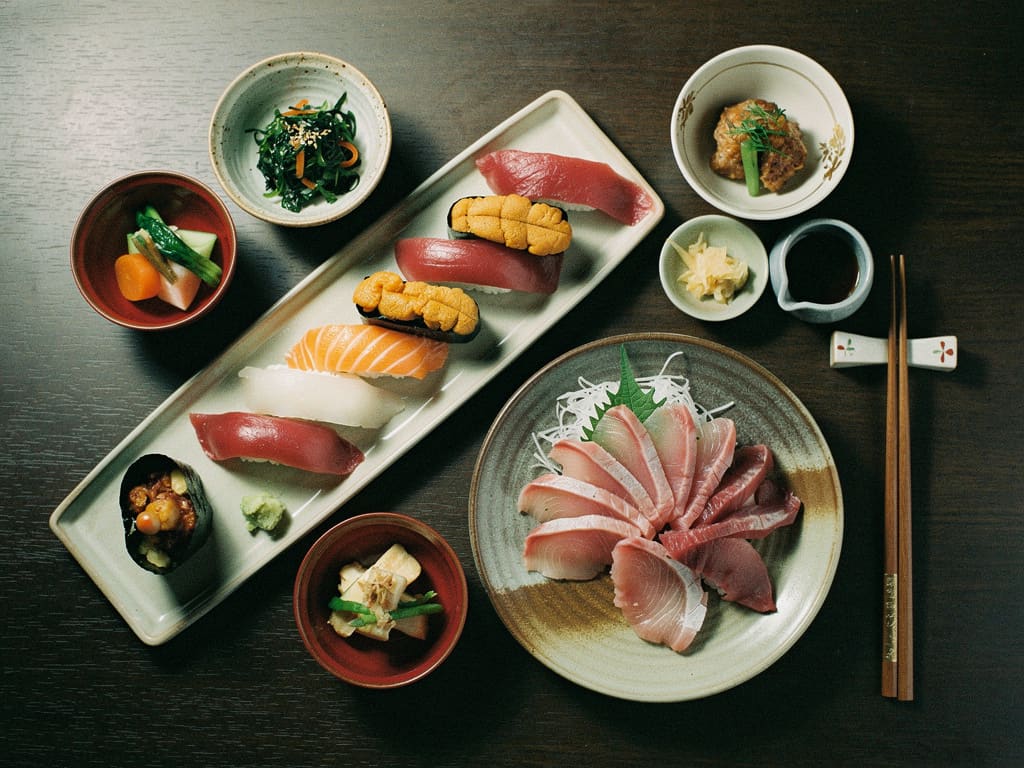 Omakase con sushi e sashimi su tavolo di legno